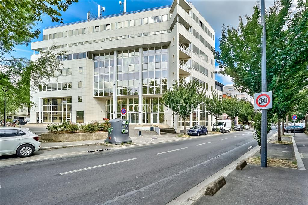 Bureaux en espace ouvert avec climatisation et parking