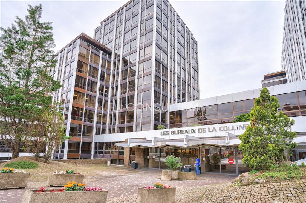 Au pied de l'A13 et à proximité du métro Pont de St Cloud