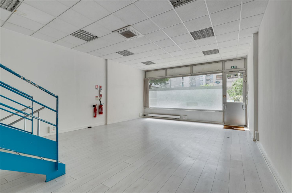 Bureaux avec vitrine, balcon et belle hauteur sous plafond