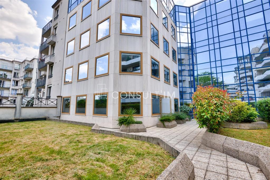 A proximité du Pont de Suresnes, à vendre des bureaux de 312 m² au RDC