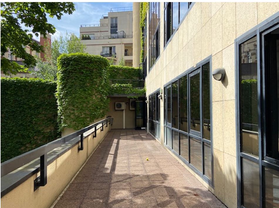 Au pied du métro Mairie d'Issy, ligne 12, 171 m² avec terrasse à louer