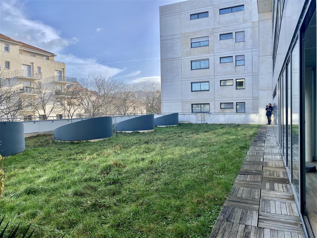 Lumineux avec terrasse et jardin