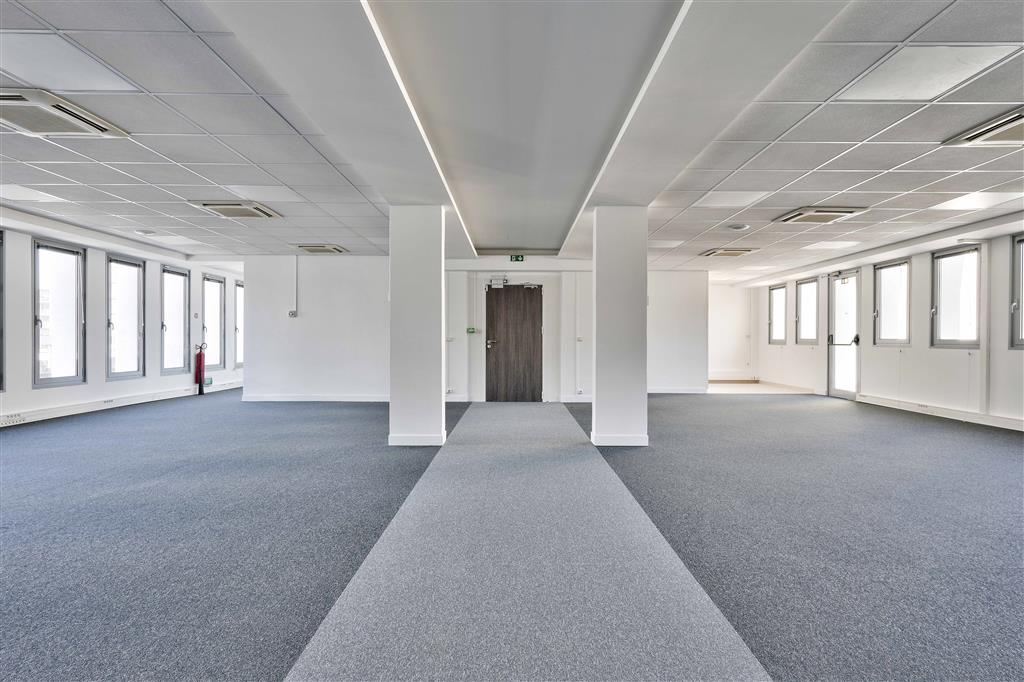 Plateau de bureaux livré rénové. Bureaux fonctionnels et lumineux