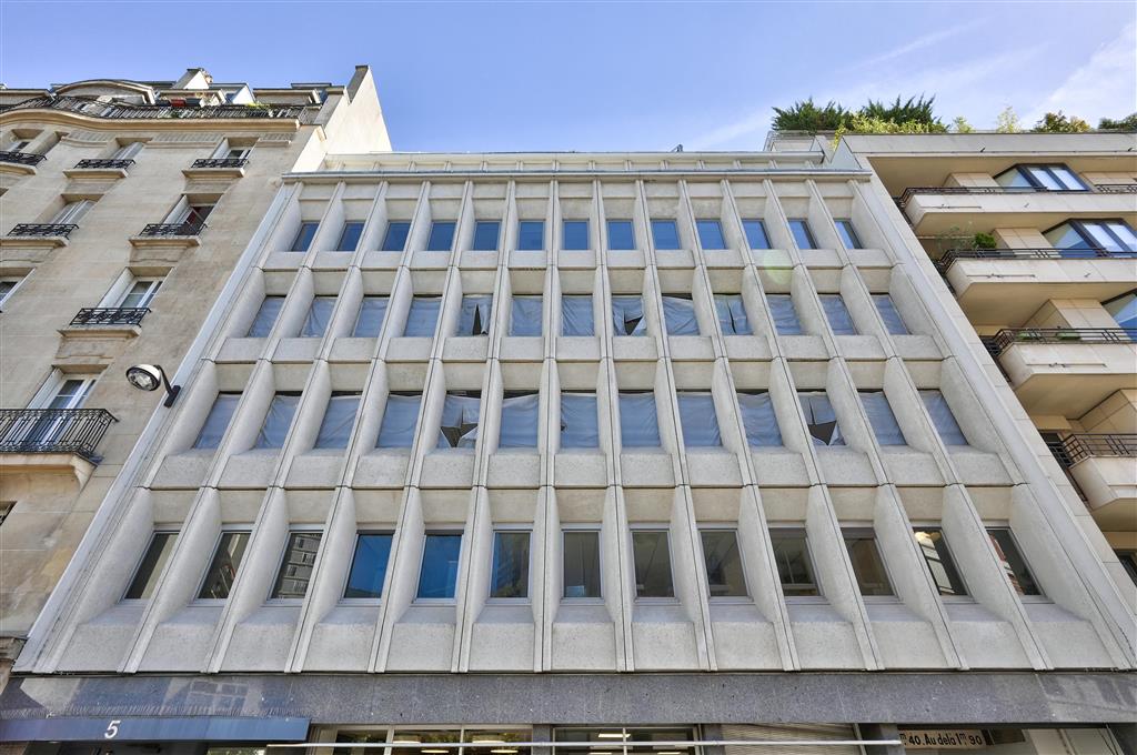 Plateau de bureaux livré rénové. Bureaux fonctionnels et lumineux