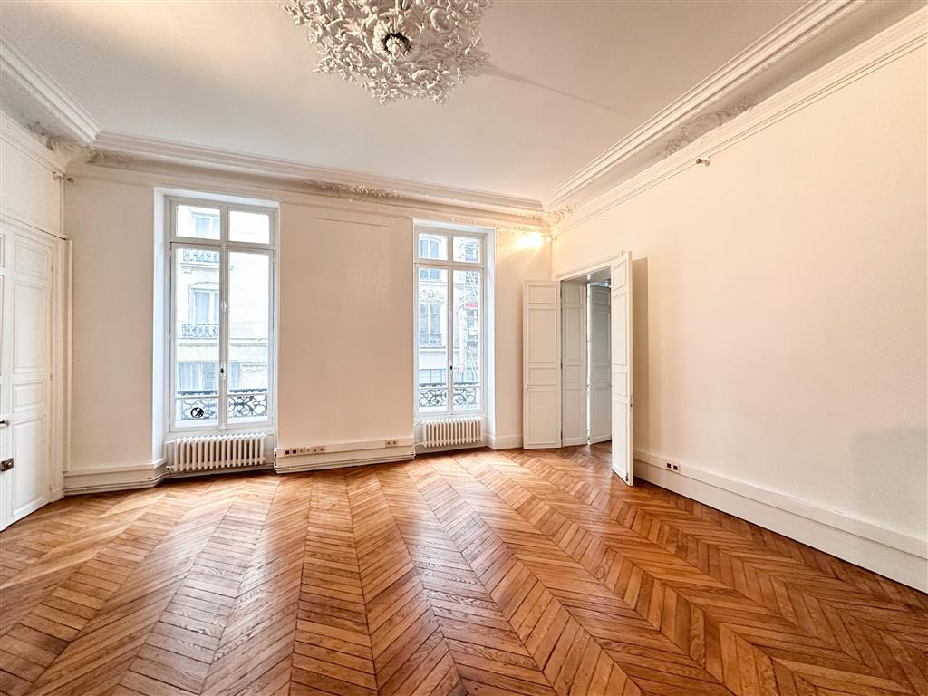 A louer bureaux avec parquet, moulures et cheminées