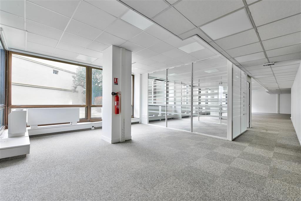 A SAISIR, prix très attractif : A Vendre 357 m² au  Pt de St Cloud