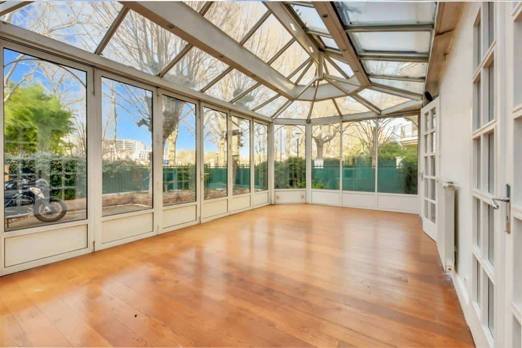 A vendre Hôtel Particulier avec un jardin d'hiver et cour extérieure