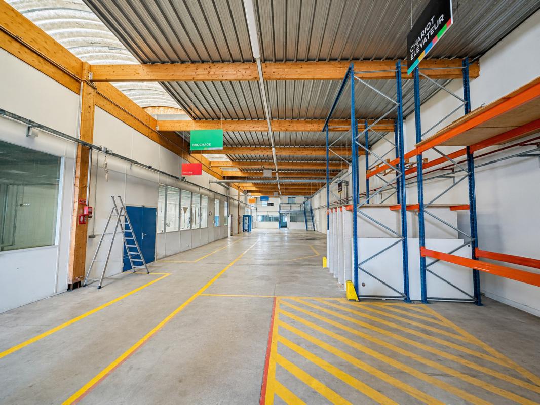 Bureaux et grand espace de stockage