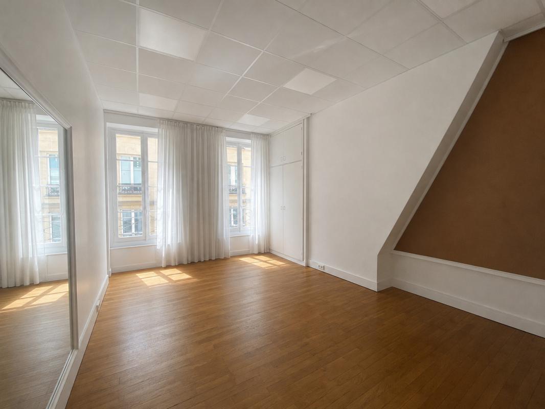 Métro Bonne Nouvelle, bureaux lumineux à louer
