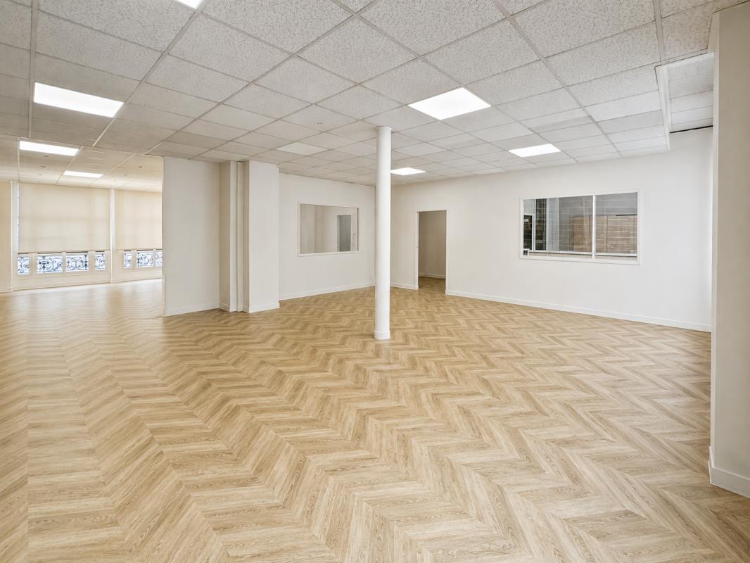 Bureaux en open space avec balcon filant