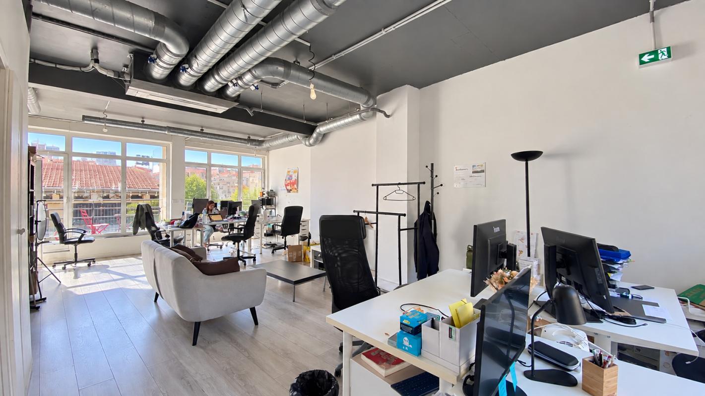A 7 min à pieds de la Gare de Lyon, bureaux type industriel à louer