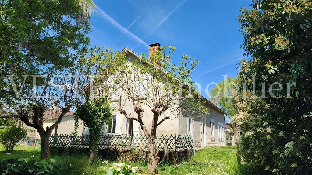 Maison ancienne rénovée de 130m2 + 130m2 aménageables, dans un écrin de verdure
