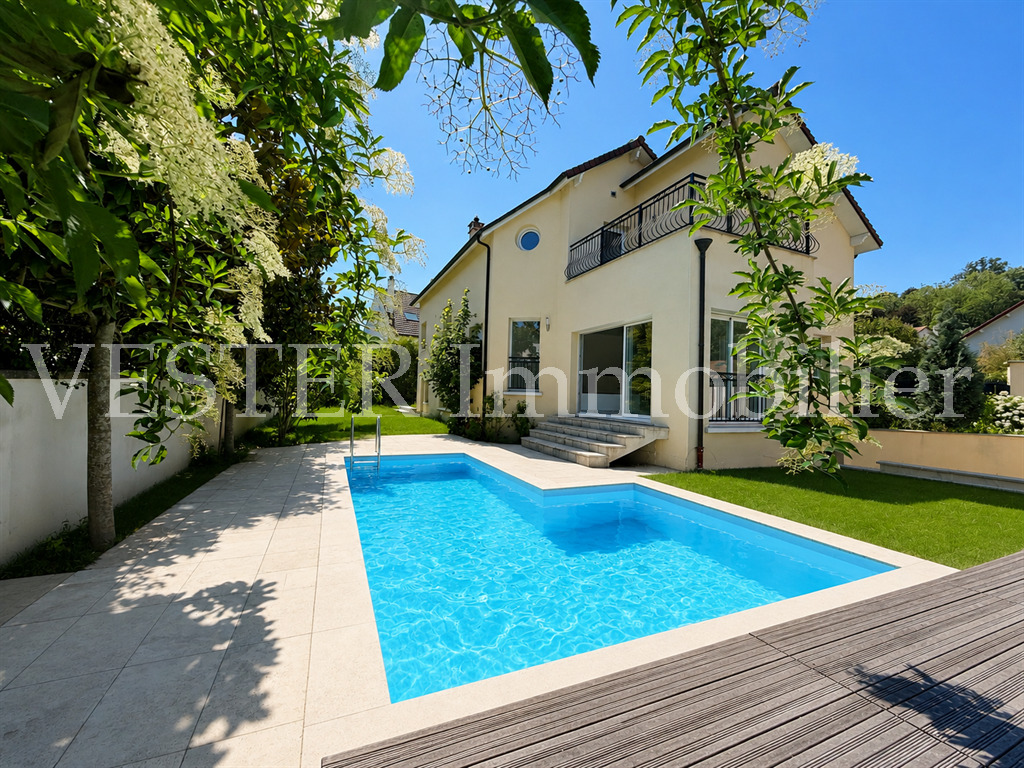 MAISON RENOVEE AVEC PISCINE - CENTRE VILLAGE