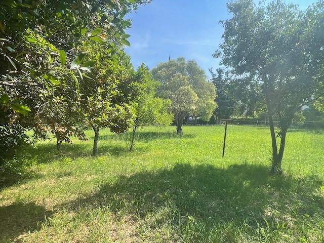 ABP AVOCATS CONSEILS à Arles, mets en vente Spéciale Opportunité Investisseurs un terrain constructible exceptionnel de 2500 m² pour 35 Appartements environ - Photo 2