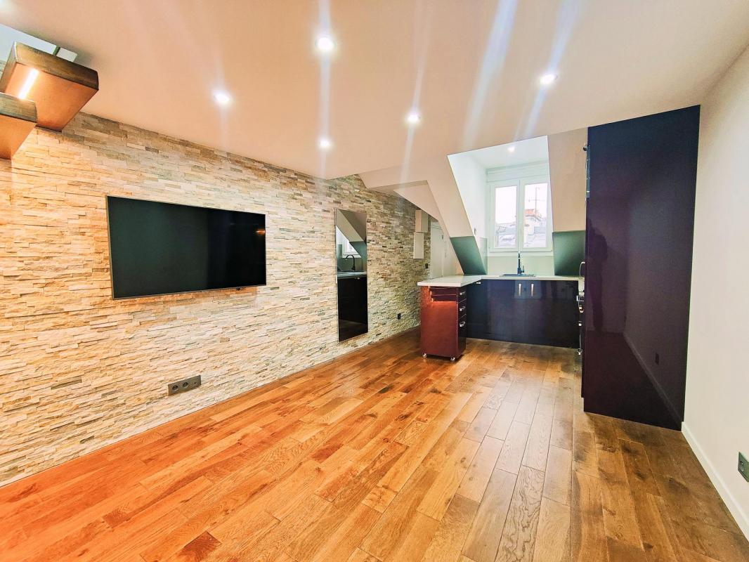 Emplacement recherché pour cet appartement atypique entièrement rénové - Photo 2