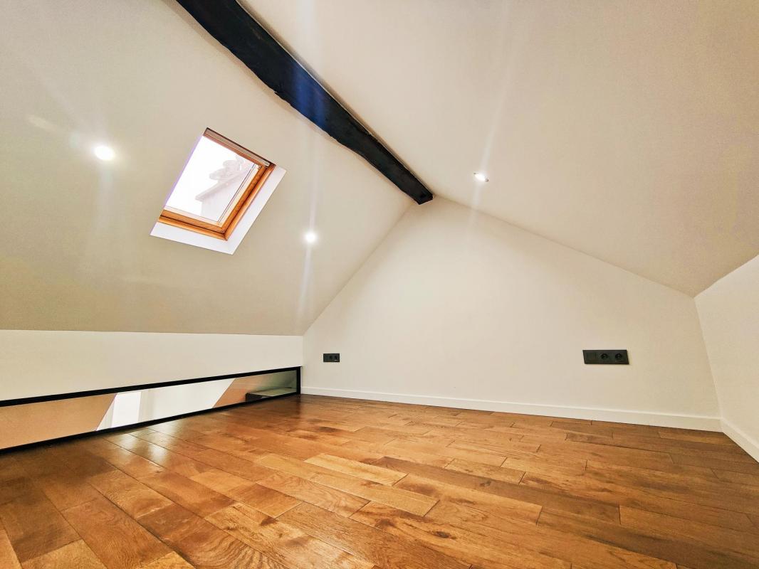 Emplacement recherché pour cet appartement atypique entièrement rénové - Photo 3