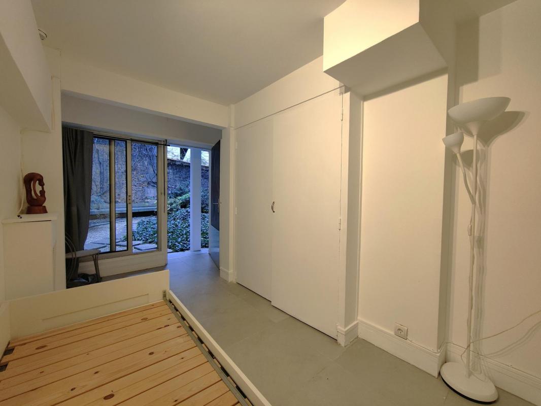 Emplacement numéro un pour ce studio en rez-de-jardin - Photo 2