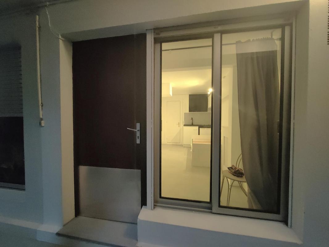 Emplacement numéro un pour ce studio en rez-de-jardin - Photo 4