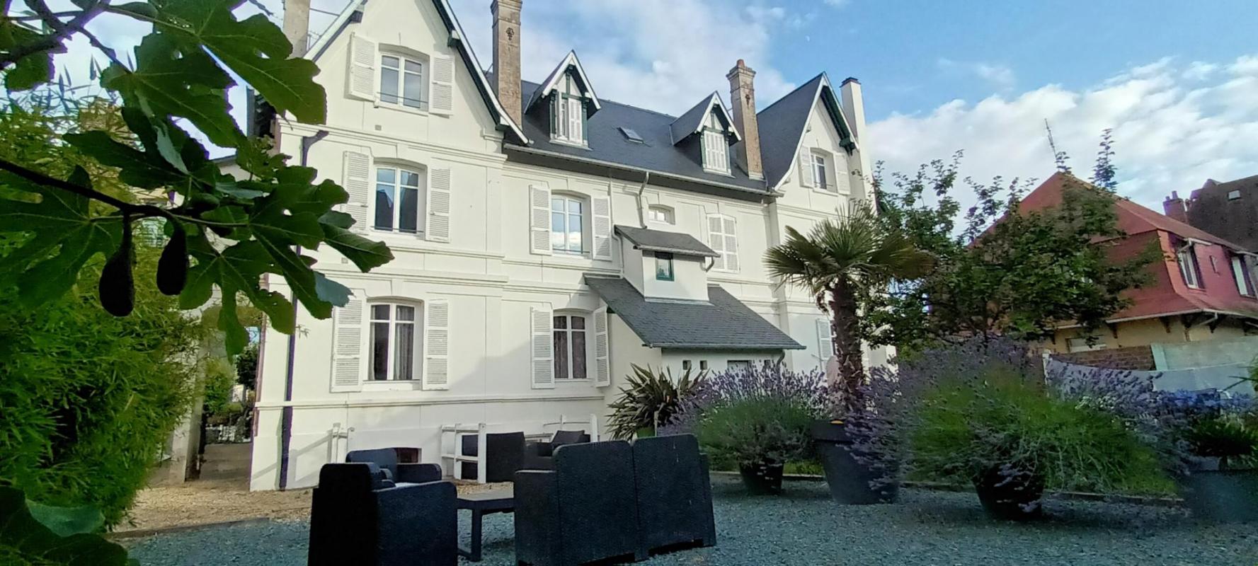 EXCLUSIVITE A DEAUVILLE - SUPERBE VILLA AVEC JARDIN QUARTIER DE L'EGLISE - Photo 2