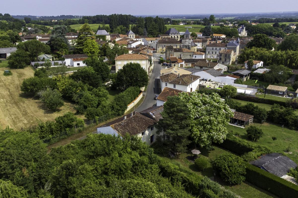 BURIE (17) : Maison d’habitation de 165 m² avec grand jardin au cœur du bourg - Photo 2