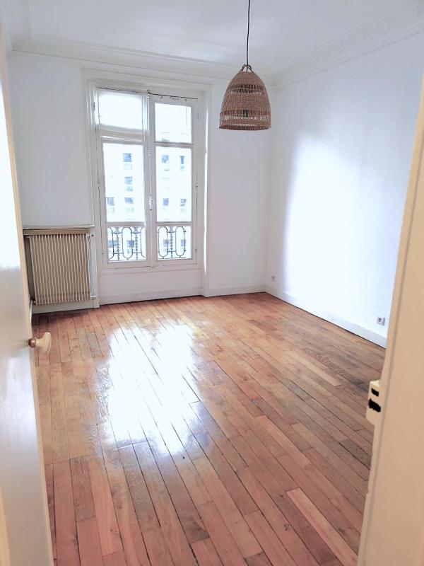 A vendre appartement 3 pièces immeuble Haussmannien - 71 m² PARIS étage 5 - Quartier Champ de Mars - Photo 2