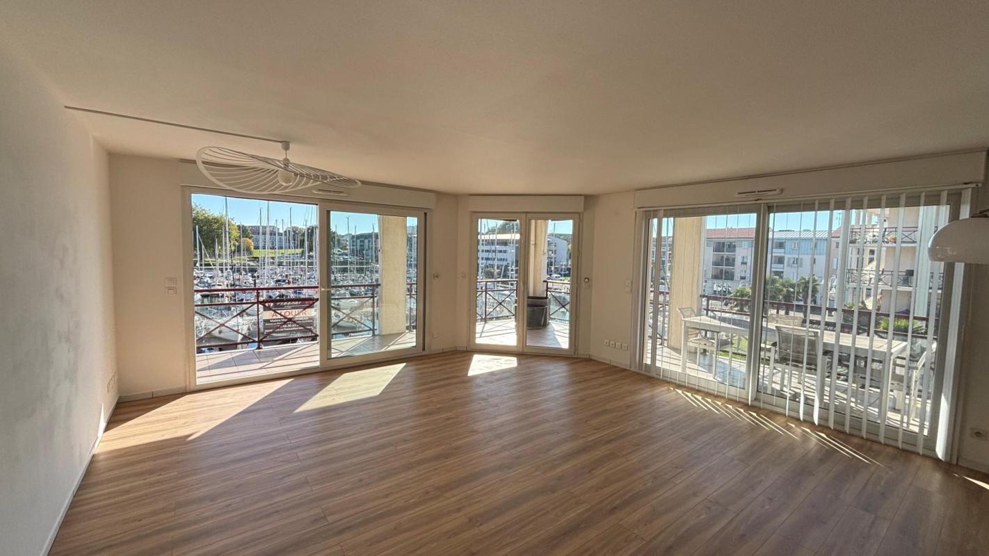Charente-Maritime, Appartement d'exception avec terrasse, vue panoramique sur le port de plaisance à Rochefort, double garage privatif - Photo 2
