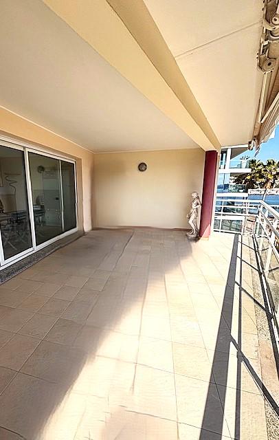 UNIQUE  ! APPARTEMENT 4 PIECES  GARAGES, PARKING, PIEDS DANS L EAU ,CANNES PALM BEACH - Photo 2