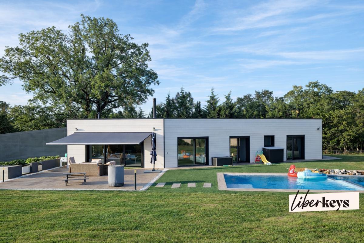 Maison contemporaine haut de gamme – DPE A – Ossature bois – Piscine – Grand terrain constructible