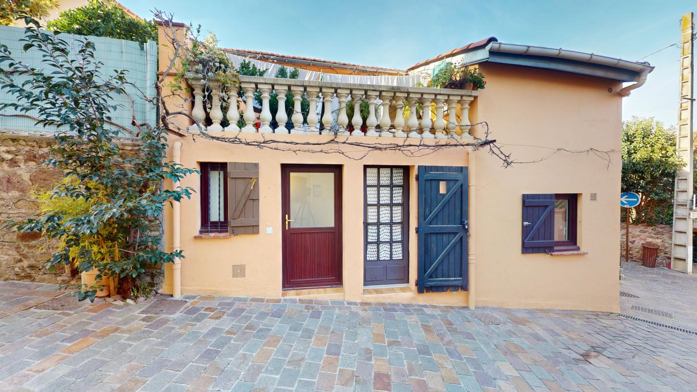 Grand studio rénové - 40m2 avec coin nuit en plein centre de La Napoule