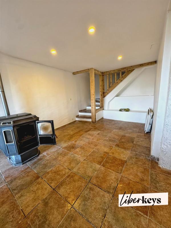 A vendre à Esparron, maison de village rénovée Type 5 avec terrasse et jardin