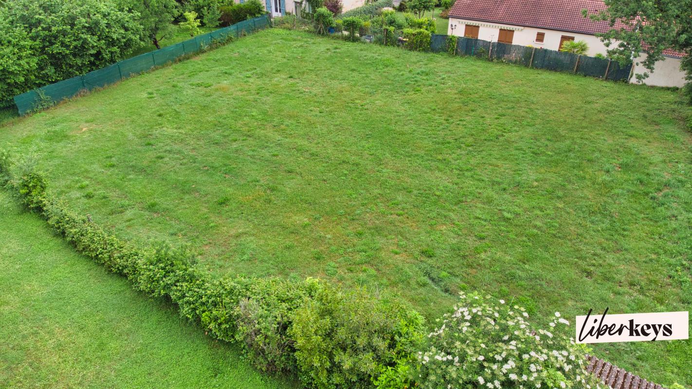 Terrain unique (possibilité de division sur demande)