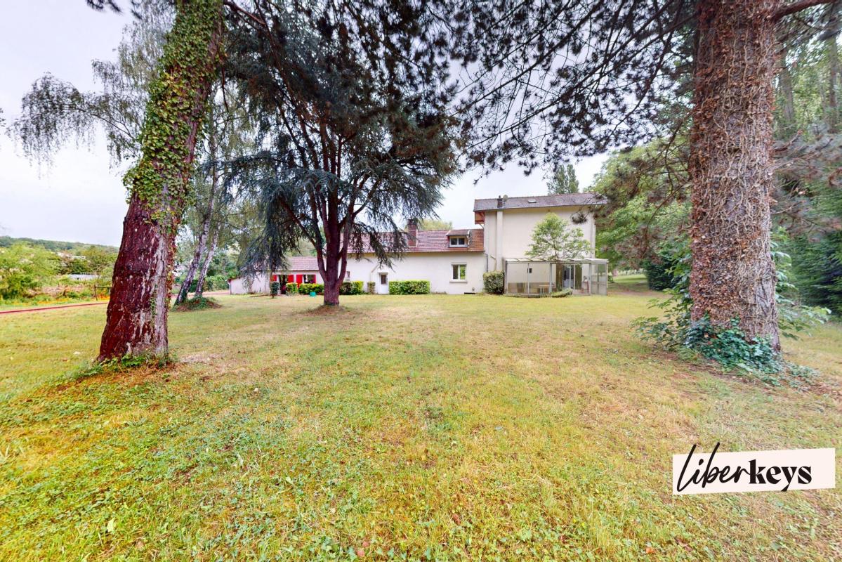 Propriété de 221 m² carrez zt 274 m² surface totale de 7 pièces dans le Vexin à la lisière de la Troesne à Trie-Château 60590