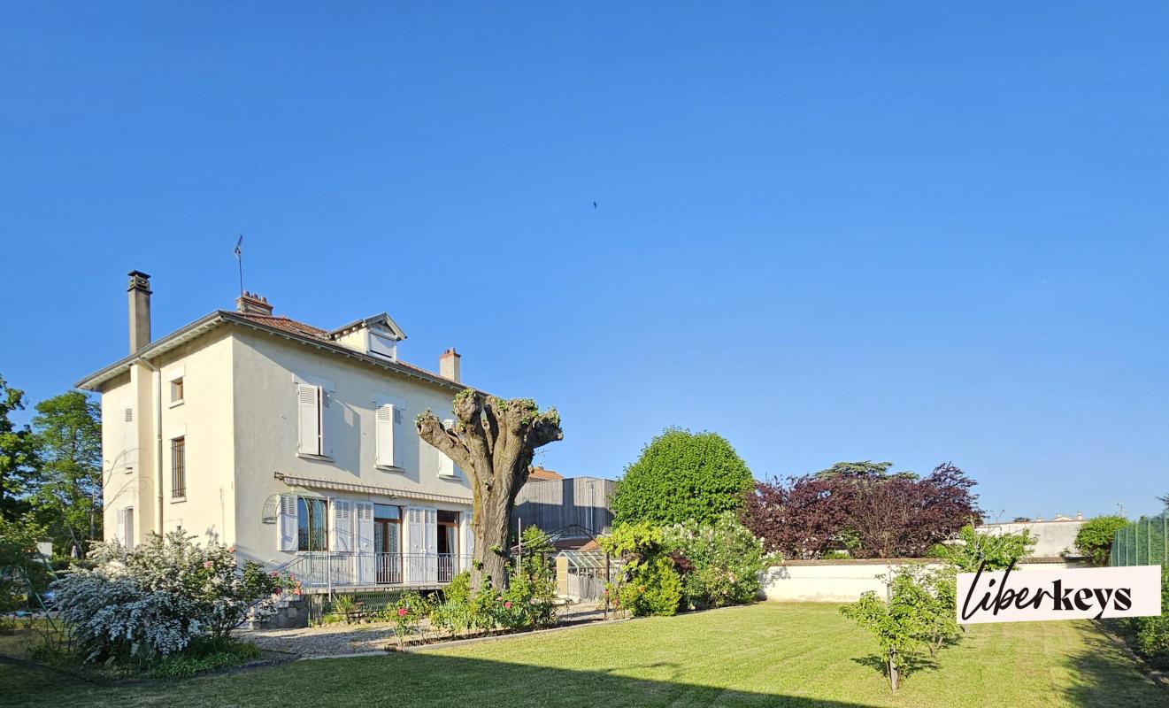 Maison de caractère avec grand jardin au cœur de Brignais