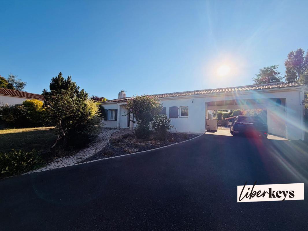 Maison familiale de plain-pied avec piscine, double garage et prestations énergétiques de qualité – Terrain arboré de 1 812 m²