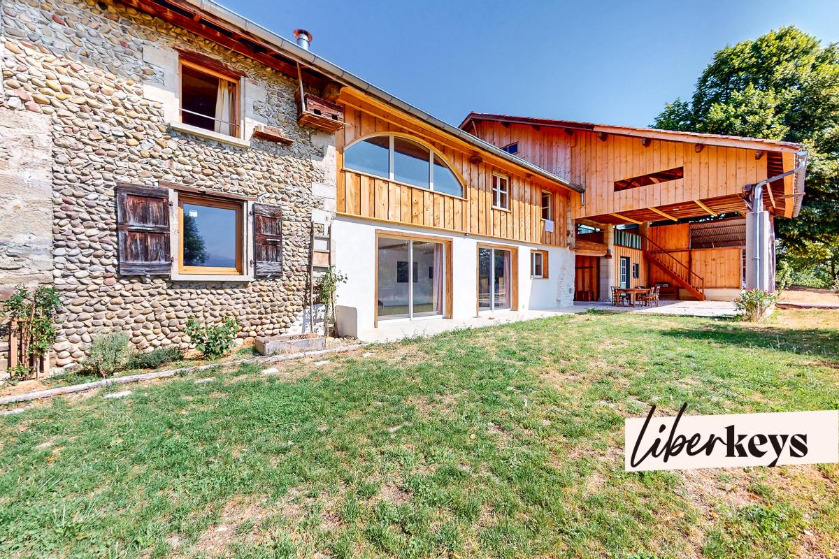 Deux maisons de charme, 7 chambres, dépendances, panneaux solaires, source, vue Vercors et potentiel gîte exceptionnel. Un bien rare à découvrir à Chevrières
