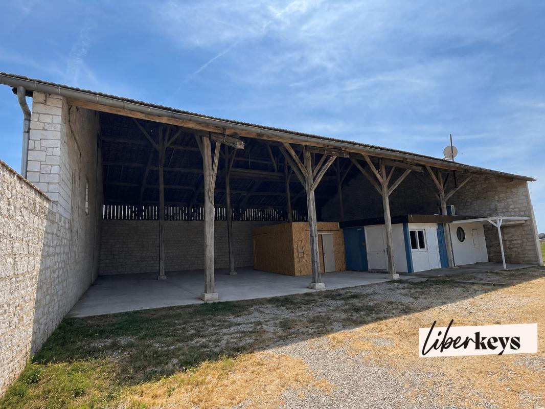 Grange de caractère avec dépendance provisoire – Fort potentiel d'aménagement