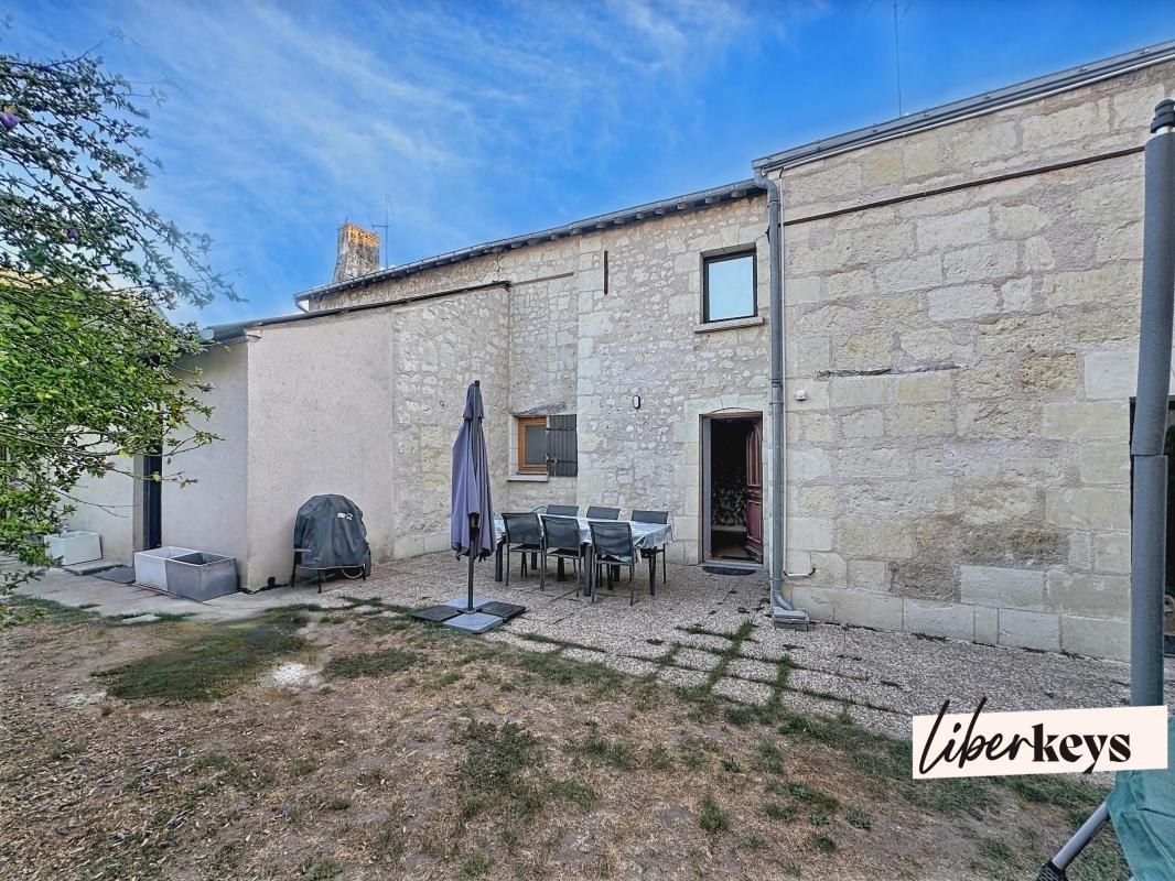 Maison de caractère rénovée de 207 m² avec jardin, garage et panneaux solaires – Neuillé
