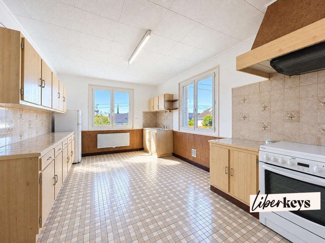 METTRAY – Maison familiale avec 4 chambres, sous-sol et grenier – Terrain 876 m²