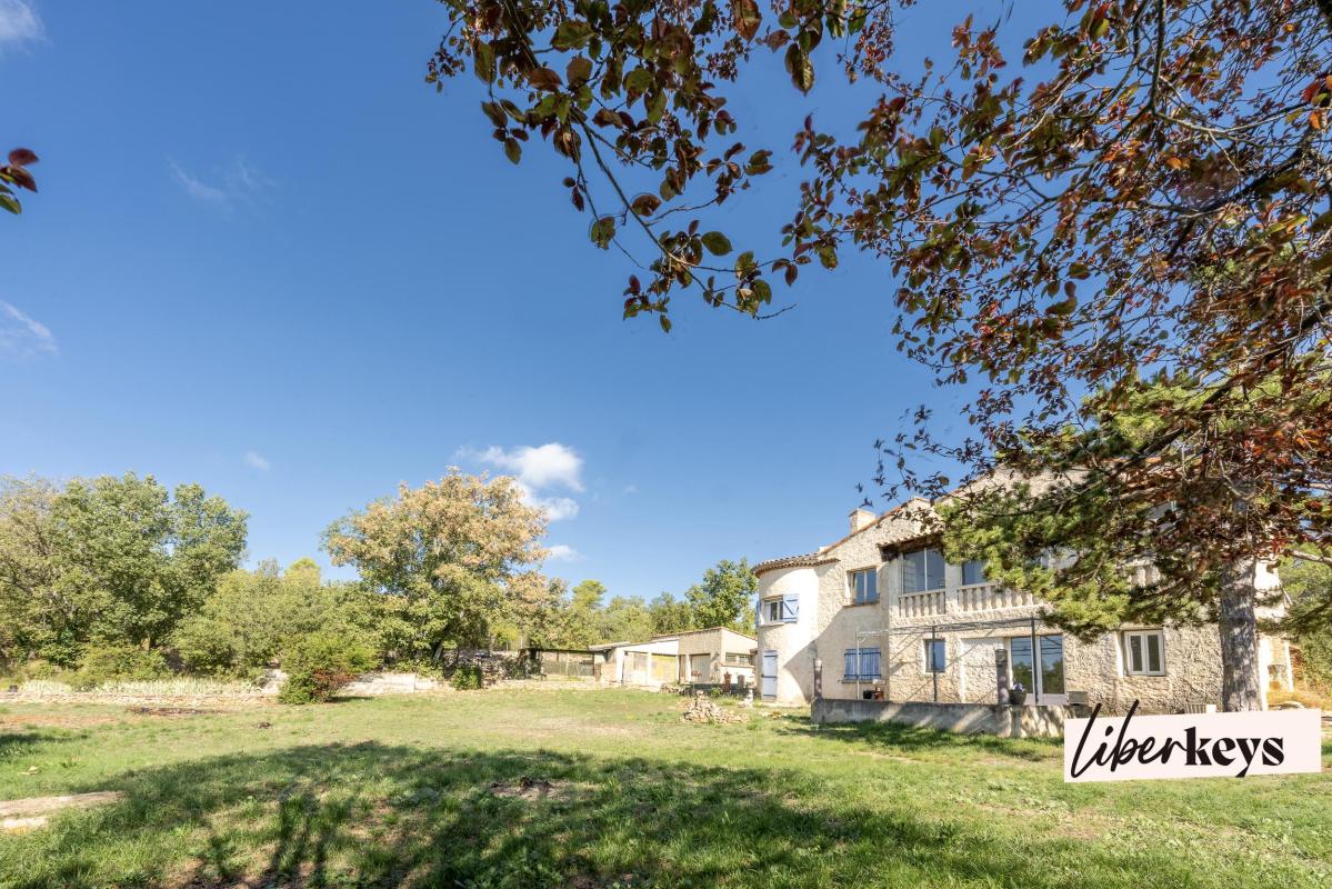 Au calme absolu et dans un parc arboré, propriété 2 habitations et dépendances