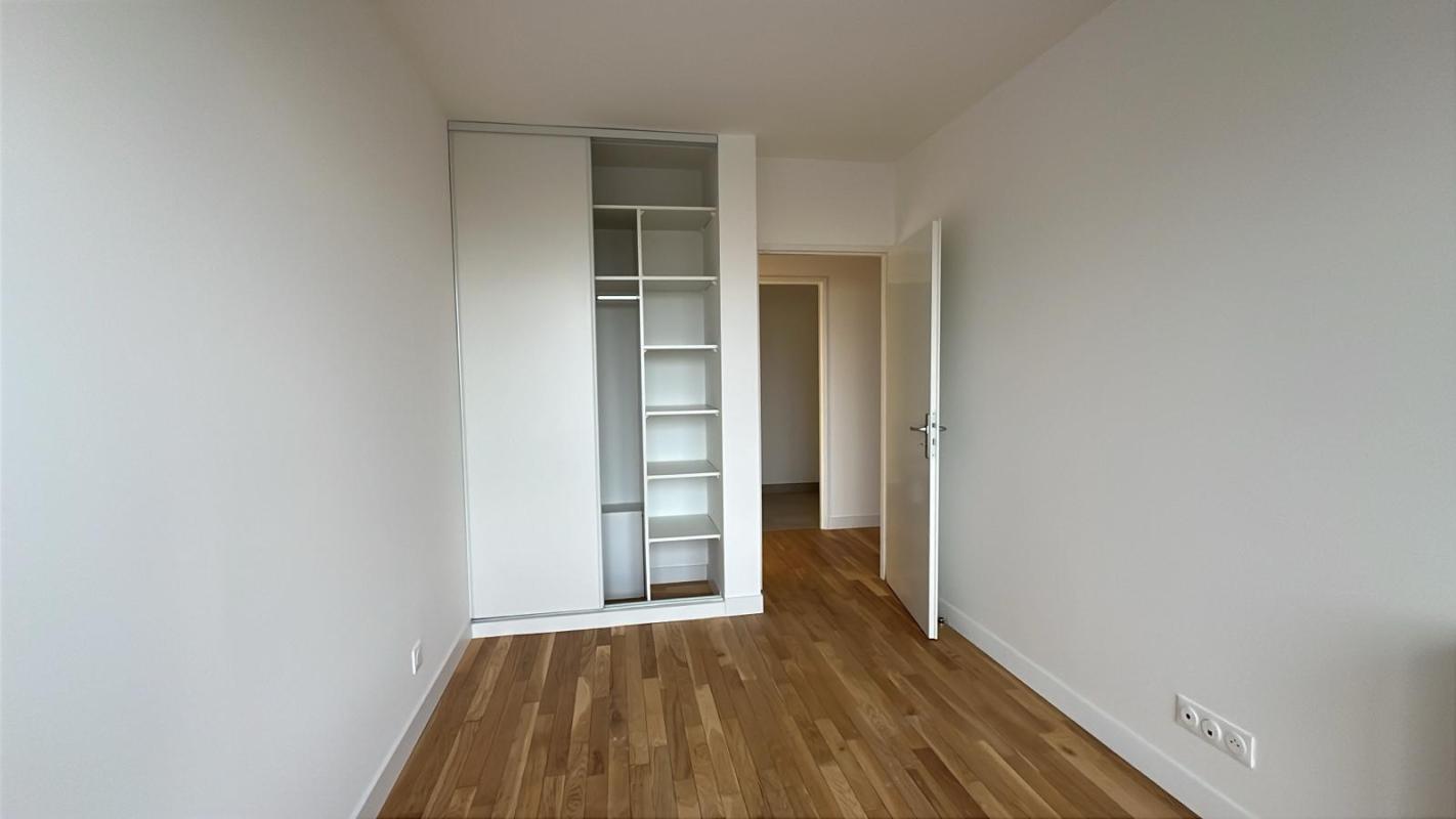 TRES BEAU T4 NEUF AVEC BALCON AU 4ème ETAGE - Miniature 3