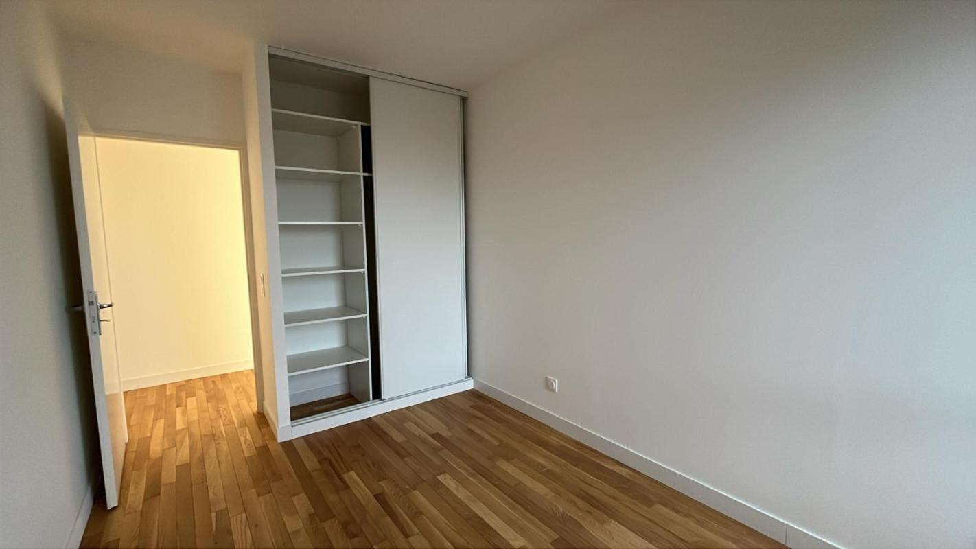 TRES BEAU T4 NEUF AVEC BALCON AU 4ème ETAGE - Miniature 5
