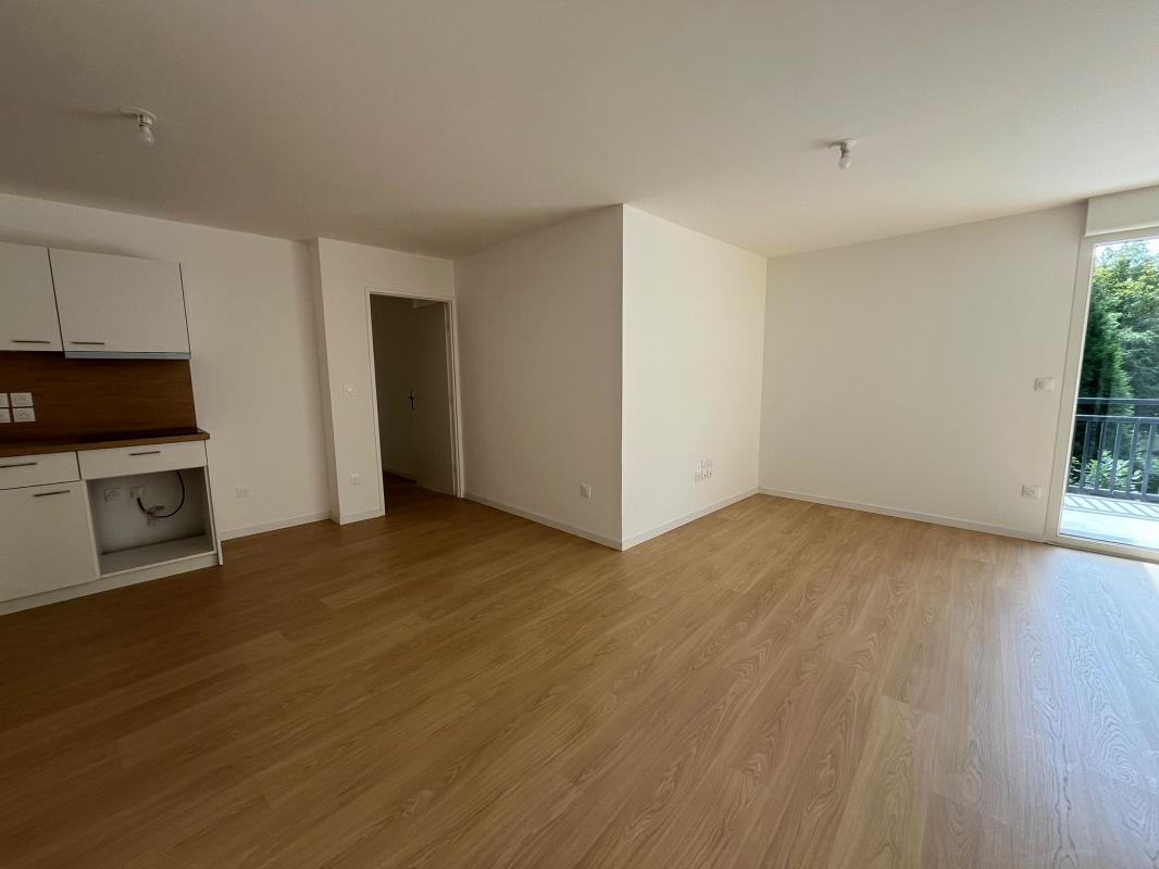 Beau T5 de 110m² au 2ème étage avec balcon - Miniature 3