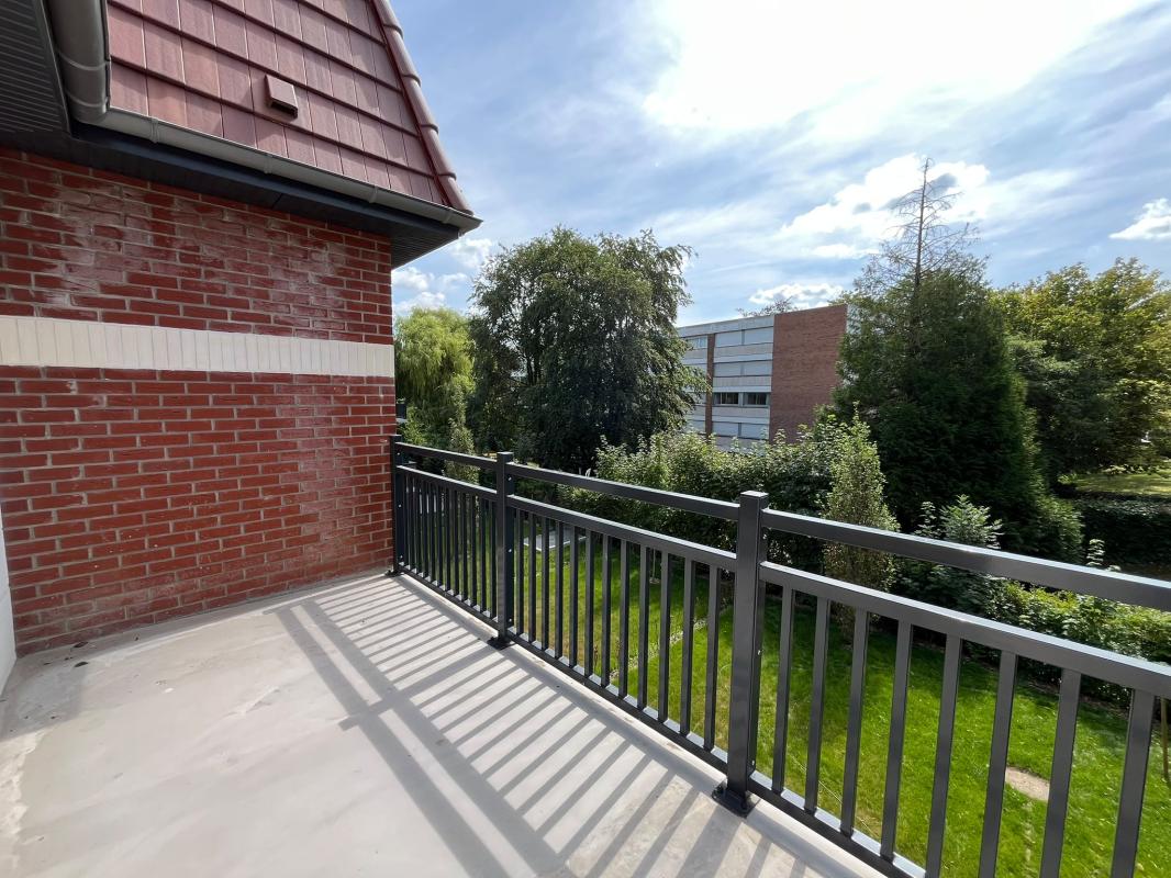 Beau T5 de 110m² au 2ème étage avec balcon - Miniature 4