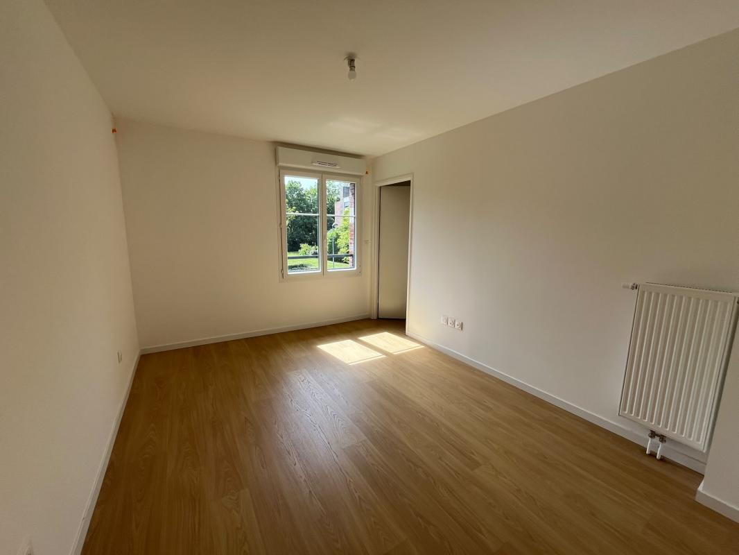 Beau T5 de 110m² au 2ème étage avec balcon - Miniature 5