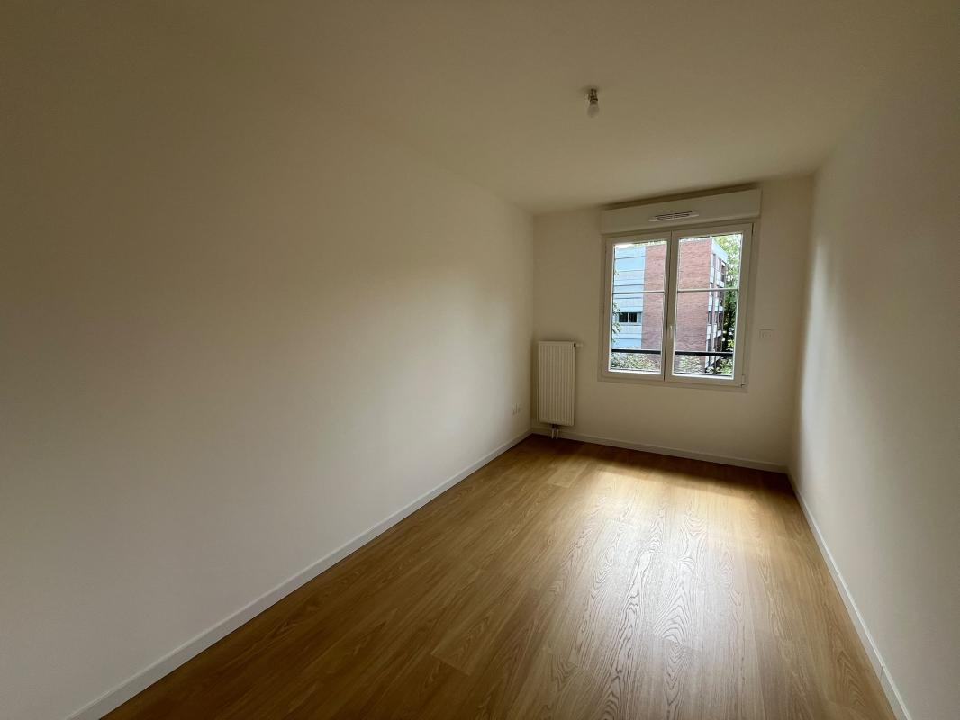 Beau T5 de 110m² au 2ème étage avec balcon - Miniature 6
