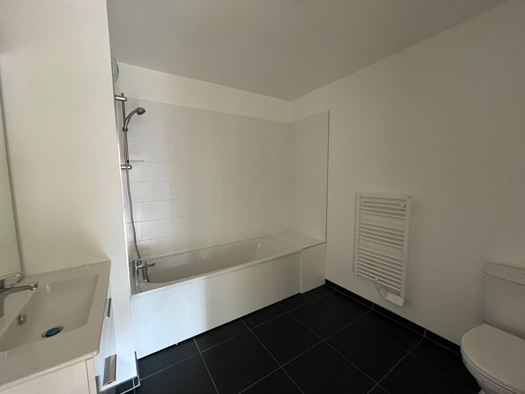 Beau T5 de 110m² au 2ème étage avec balcon - Miniature 7