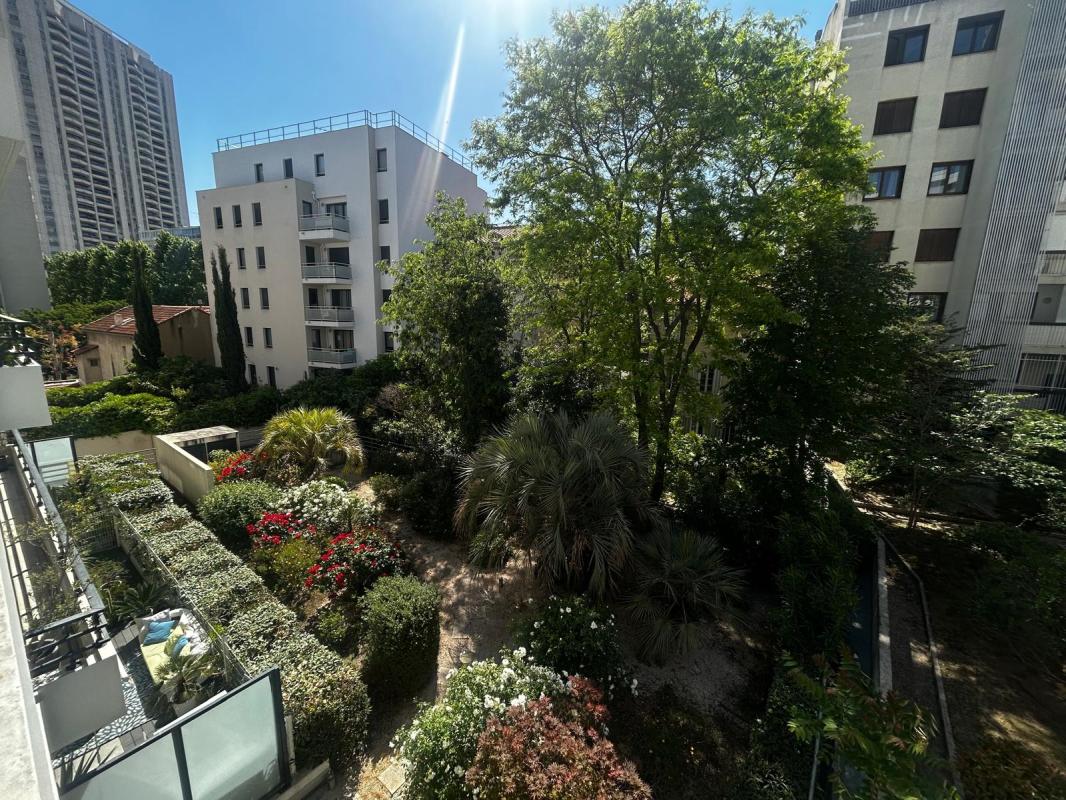 CARRE D'OR 13008 T3 traversant avec terrasse et parking, 3 pièces, 73 m² à Marseille 8e