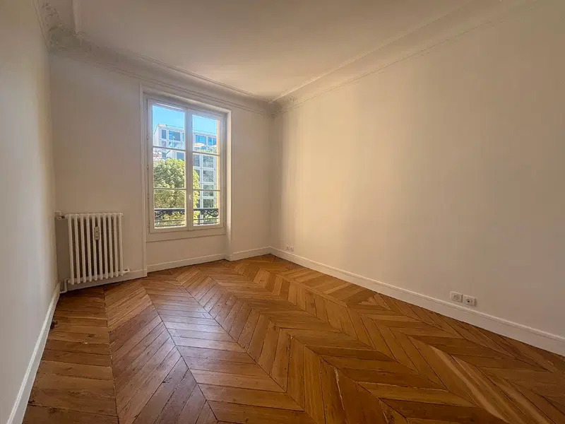 SUPERBE T4 de 128m RENOVE - MIROMESNIL - Miniature 5