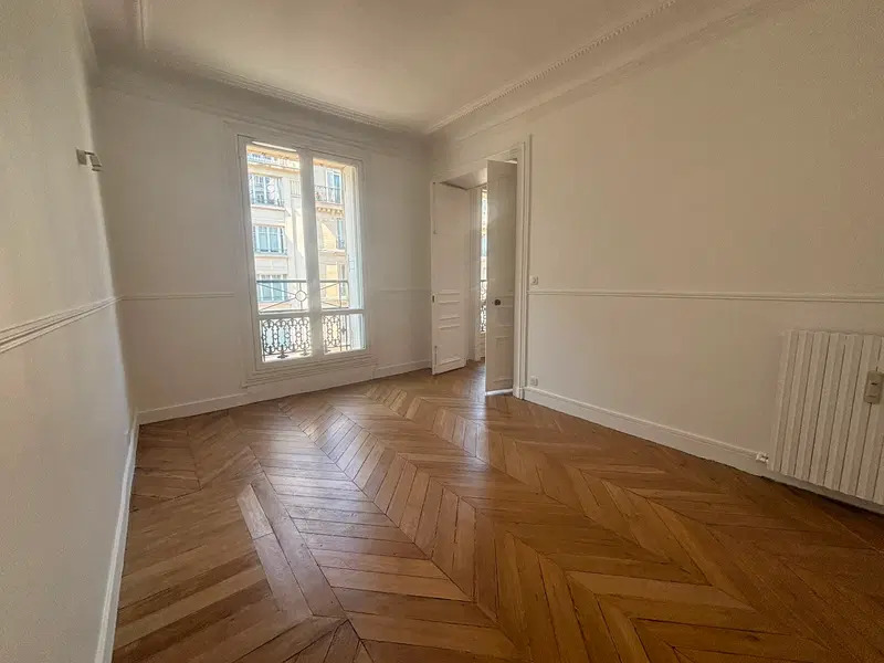 SUPERBE T4 de 128m RENOVE - MIROMESNIL - Miniature 6