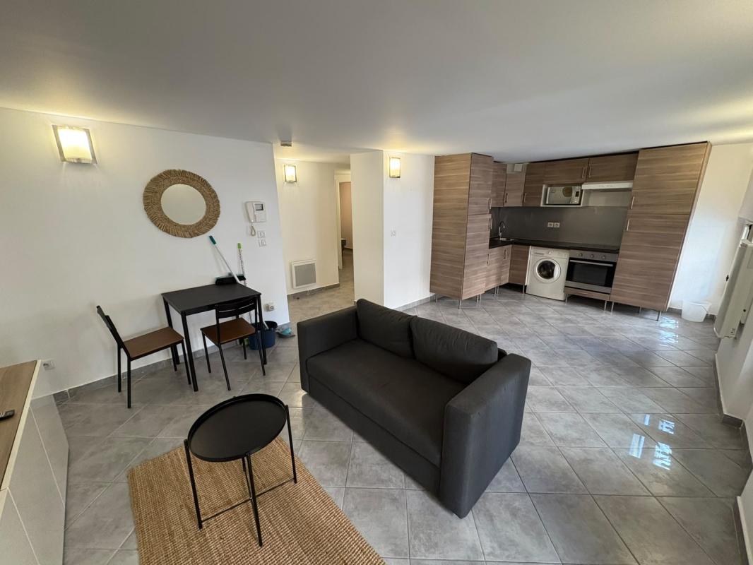 T2 MEUBLE 1ER ETAGE JOLIETTE - À louer - 2 pièces, 43.47m² à MARSEILLE 2 AR